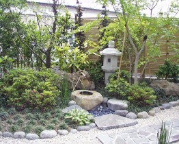 八戸市М様邸つくばいと灯篭のあるお庭