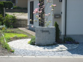 シンボルツリーのハナミズキが咲く門周り  八戸市O様邸
